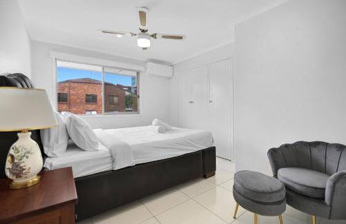 Southport Apartment | Central Located 3 Bedroom Unit in Southport