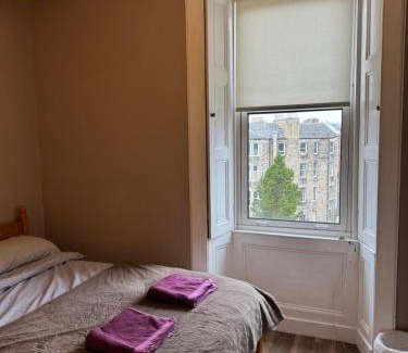 Tollcross House | Central Room In Historic Tenement Shared Apartment Near Old Town