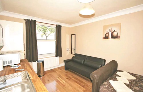 Cheltenham Hotel | Central Studios Gloucester Road by Rooms Booked - Free Parking