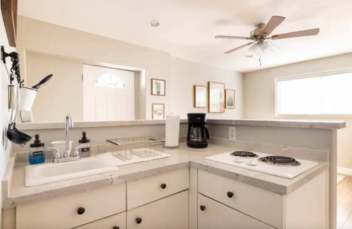 Tempe Cottage | Centrally located w/hiking!