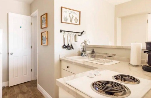 Tempe Cottage | Centrally located w/hiking!
