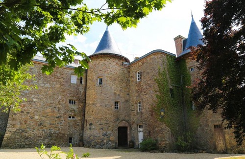 Maulevrier Bed & Breakfast | Château De La Frogerie