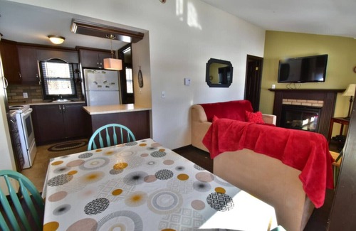 Sainte-Lucie-des-Laurentides House | Chalet La Terre - Spa et Plage de Sable Devant le Chalet Avec Embarcations