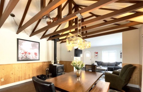 Saint-Gabriel-de-Valcartier Ski Chalet | Chalet Valcartier with spa on the side of the river.