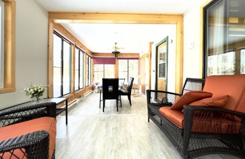 Saint-Gabriel-de-Valcartier Ski Chalet | Chalet Valcartier with spa on the side of the river.