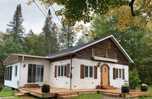 Saint-Gabriel-de-Valcartier Ski Chalet | Chalet Valcartier with spa on the side of the river.