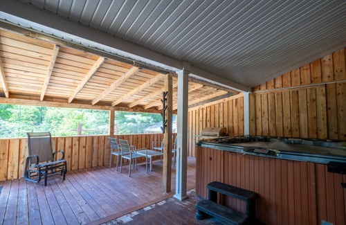 Matawinie Regional County Municipality Apartment | Chalet Synergie|Hot Tub | River & Kayaks |Sleeps 8