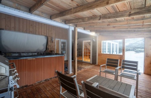 Matawinie Regional County Municipality Apartment | Chalet Synergie|Hot Tub | River & Kayaks |Sleeps 8