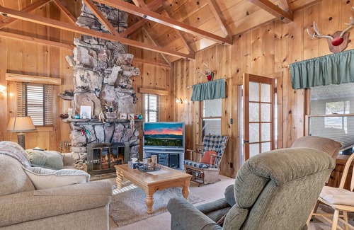 Big Bear Lake Ski Chalet | Chalet Des Ours -comfortable And Spacious Home With Wifi! Close To Everything! 2 Bedroom Chalet