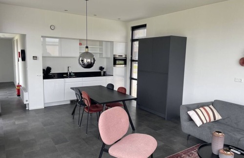 Enkhuizen Ski Chalet | Chalet in Enkhuizen with Swimming Pool