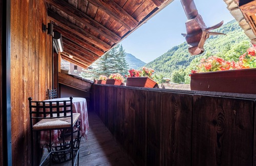 Sainte-Foy-Tarentaise Ski Chalet | Chalet 'Le Courti' with Mountain View, Private Terrace and Wi-Fi