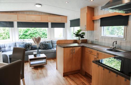 Kortgene Ski Chalet | Chalet met overkapping op camping aan het Veerse Meer