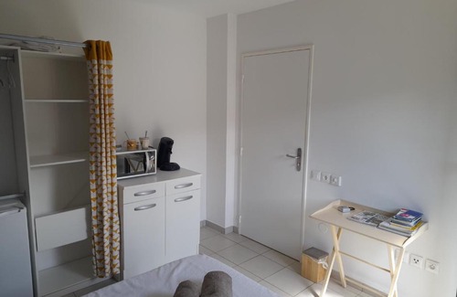 L'Etang-Sale House | Chambre avec salle de bain, WC et terrasse
