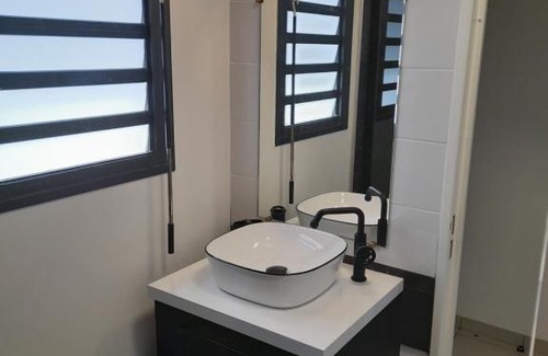 L'Etang-Sale House | Chambre avec salle de bain, WC et terrasse