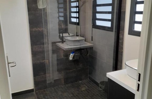 L'Etang-Sale House | Chambre avec salle de bain, WC et terrasse