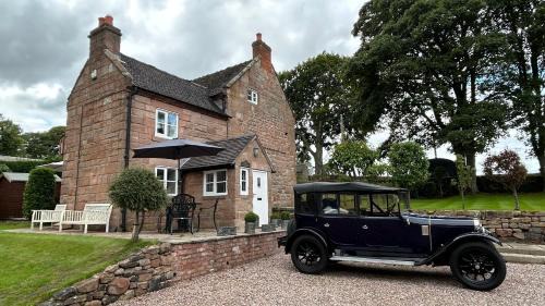 Cauldon Low House | Character 3 Bed Peak District Farmhouse - Alton Towers, Scarefest, Polar Bears, Chatsworth
