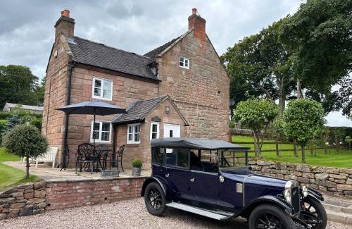 Cauldon Low House | Character 3 Bed Peak District Farmhouse - Alton Towers, Scarefest, Polar Bears, Chatsworth