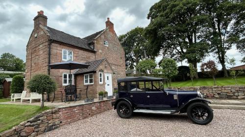 Cauldon Low House | Character 3 Bed Peak District Farmhouse - Alton Towers, Scarefest, Polar Bears, Chatsworth