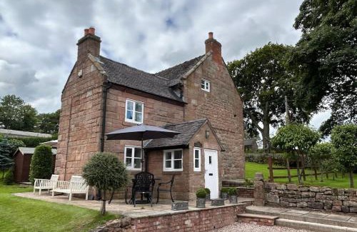 Cauldon Low House | Character 3 Bed Peak District Farmhouse - Alton Towers, Scarefest, Polar Bears, Chatsworth
