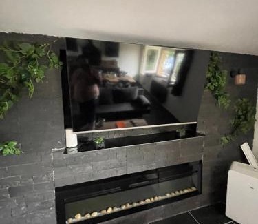 Blanzy Apartment | Charmant logement avec cheminée,cour,wifi,Netflix