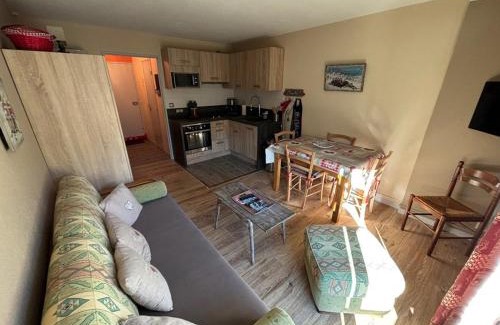 Laveissiere Apartment | Charmant T2 avec Balcon Proche Ski - FR-1-787-127