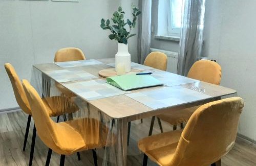 Schiffweiler Apartment | Charmante Design-Maisonette in Schiffweiler - 2 Etagen - Self-Check-in - 2 Parkplätze - WLAN - Balkon & Garten - ruhig gelegen - Nähe See & Wald - bis 7 Pers