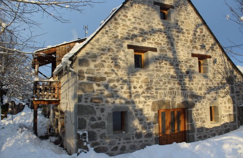 Saint-Sauves-d'Auvergne Apartment | Charming cottage, private spa