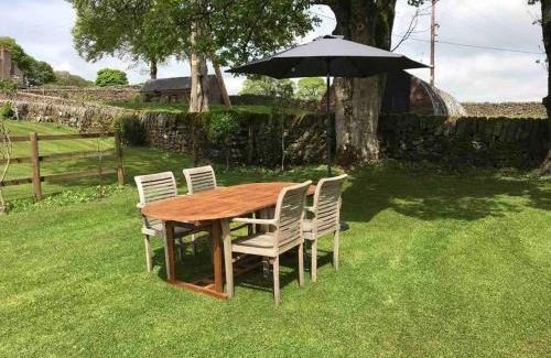 Cauldon Low House | Charming 1 Bed Peak District Cottage Barn - Alton Towers, Scarefest, Polar Bears, Chatsworth