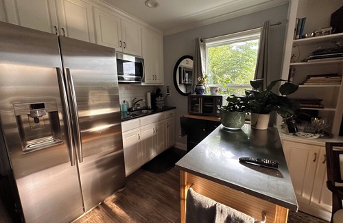 Columbus Cottage | Charming 1-bedroom cottage in Columbus overlooking a New Orleans style courtyard