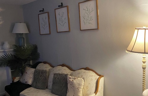 Beaver Hills House | Charming 1-bedroom in a house in New Haven CT. Close to Yale