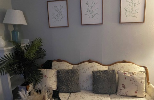 Beaver Hills House | Charming 1-bedroom in a house in New Haven CT. Close to Yale