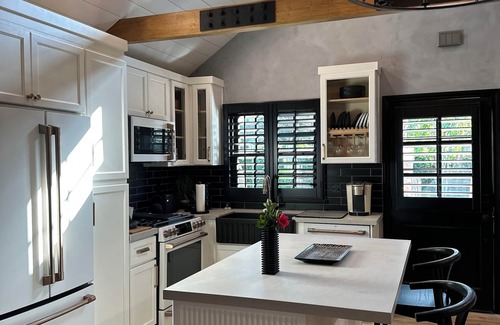 Van Nuys Cottage | Charming 1-bedroom cottage in lovely Van Nuys with WiFi, AC.