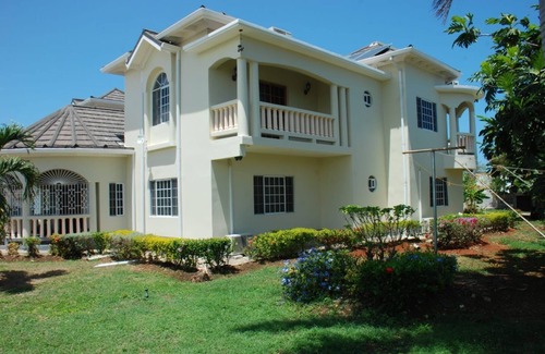 Lucea Villa | Charming 1-bedroom villa in Lucea with AC