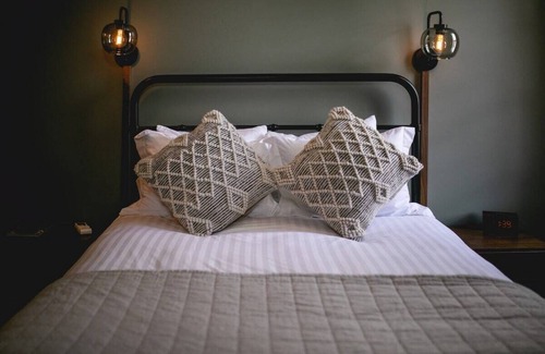 Jacksonville Hotel | Charming 1 BR Queen Guest Room at the Historic Jacksonville Inn. Walk to downtown shops, dining, and the Britt Festival grounds. Perfect for a quick stopover or a romantic Oregon wine country visit.