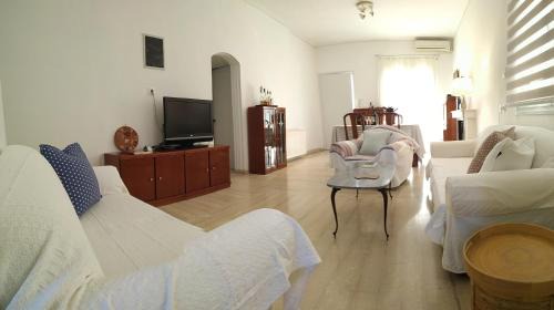 Kalyvia Thorikou House | Charming 2-Bed Vacation House in Lagonisi Attikis
