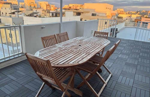 Tarxien Apartment | Charming 2-bedroom apartment with WiFi, AC in beautiful Ħal Tarxien