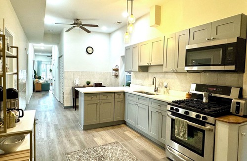 East Garfield Park Apartment | Charming 2-bedroom apartment in hip Chicago