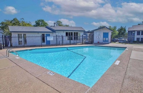 Sherman Apartment | Charming 2-bedroom apartment with AC, washer/dryer, WiFi in Sherman and pool