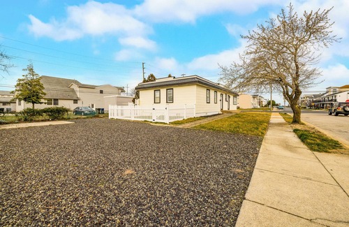 Southend House | Charming 2-bedroom bungalow with WiFi, AC in Brigantine