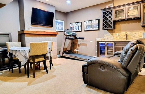 Northwest Edmonton House | Charming 2-bedroom house with WiFi, fitness room in nice Edmonton