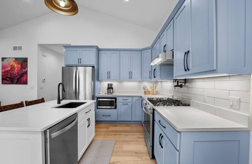 Merrimac House | Charming 2-bedroom house Lake Home with wifi and all the amenities!