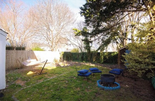 Off Broadway House | Charming 2-bedroom House in Newport