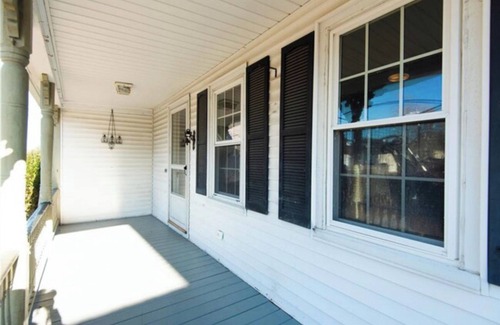 Off Broadway House | Charming 2-bedroom House in Newport