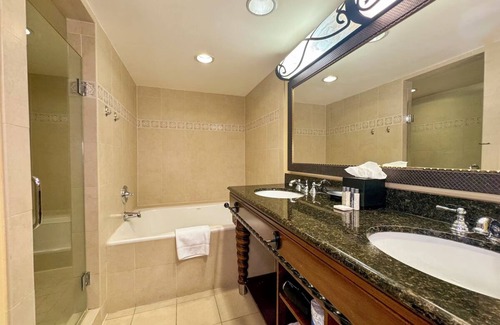 Western Division Hotel | Charming 2-Unit Escape w/Views, Dining & Heritage in Central Laredo