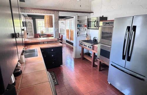 Barton Heights House | Charming 3-2 bedroom bungalow, WiFi, central AC, central Austin. Walkable! nnn