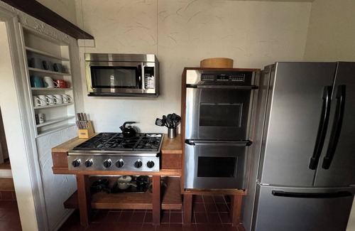 Barton Heights House | Charming 3-2 bedroom bungalow, WiFi, central AC, central Austin. Walkable! nnn