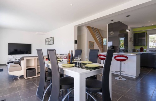Locmariaquer Villa | Charming 3-Bedroom House in Locmariaquer with Garden, Terrace, and Free Wi-Fi