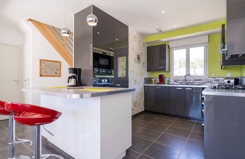 Locmariaquer Villa | Charming 3-Bedroom House in Locmariaquer with Garden, Terrace, and Free Wi-Fi