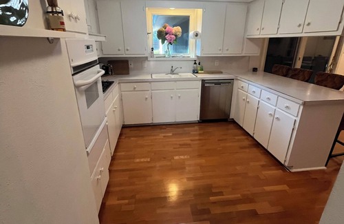 Colleyville House | Charming 3-bedroom house in wonderful Colleyville with WiFi, fitness room