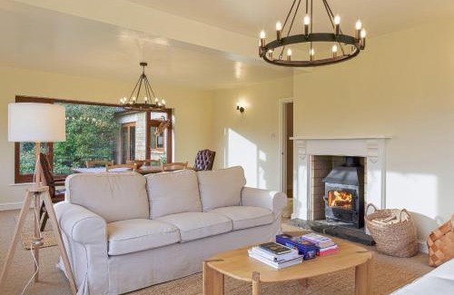 Bourton-on-the-Water House | Charming 3BD Cotswolds Family Retreat